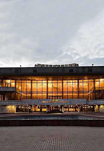 Спектакль "Сумасшедшая семья"