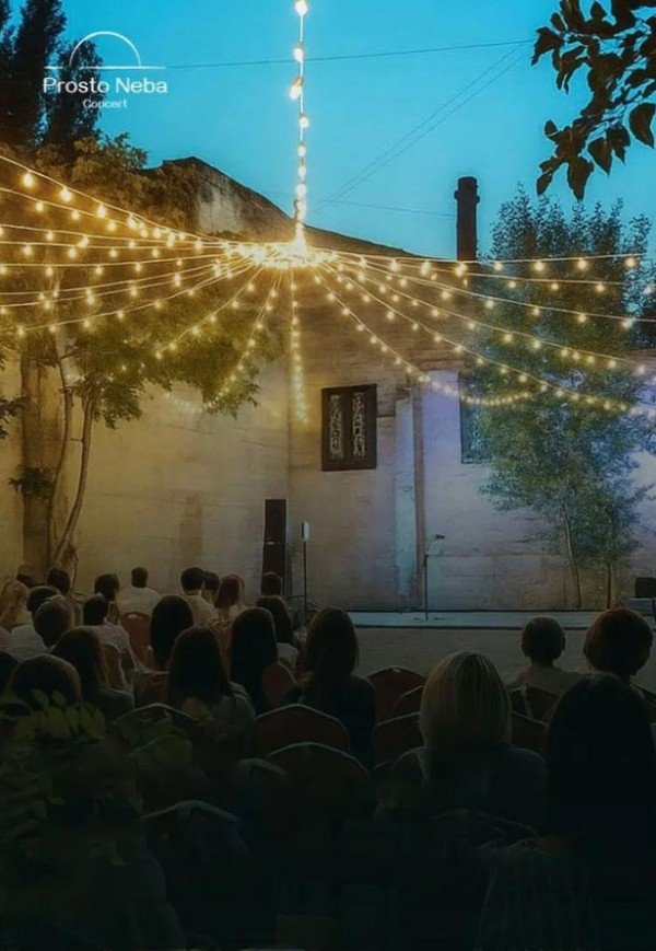 Imagine Dragons & Coldplay в уютном дворике